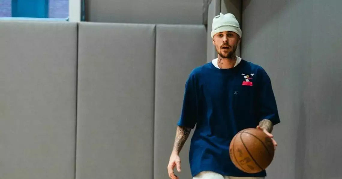 justin-bieber-holding-basketball