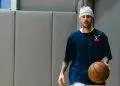 justin-bieber-holding-basketball
