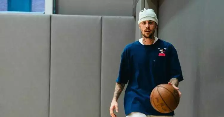 justin-bieber-holding-basketball