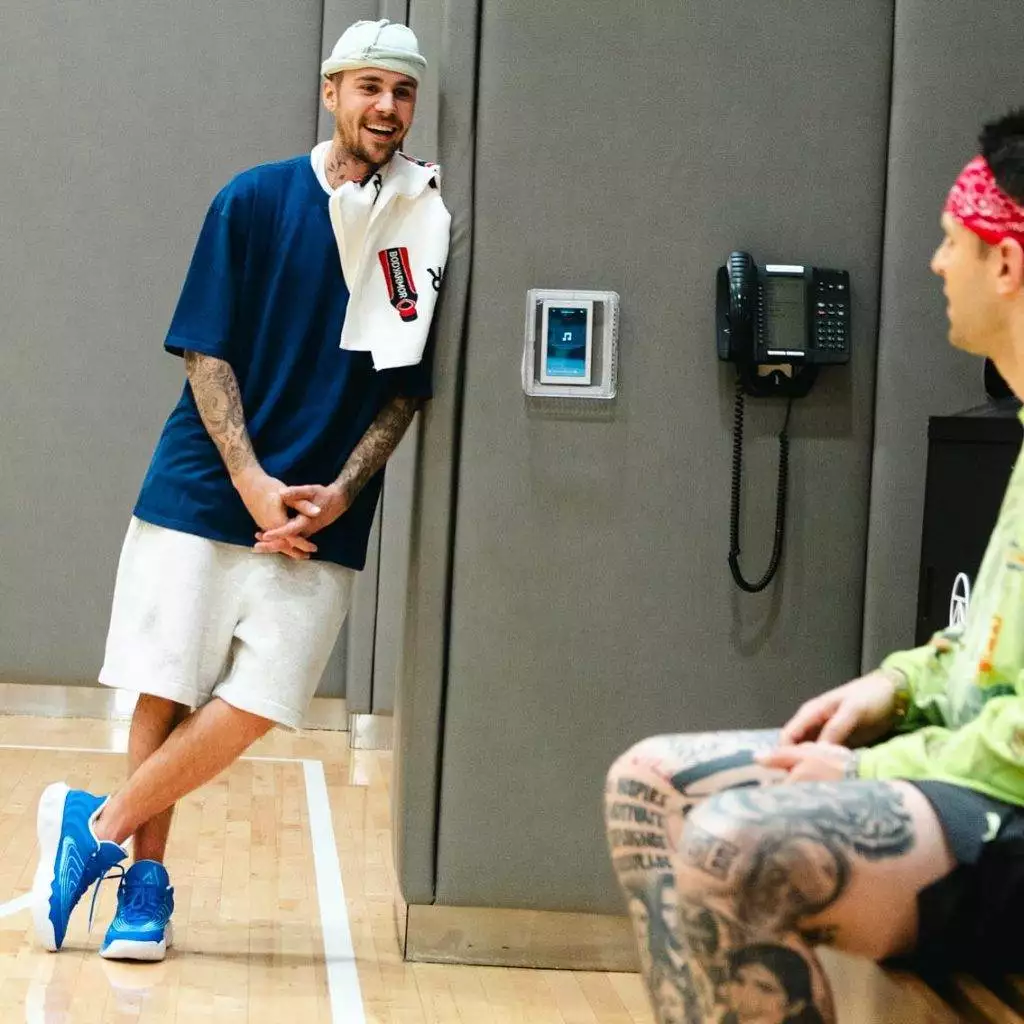 justin-bieber-wearing-basketball