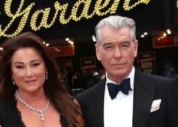 Keely Shaye Smith and Pierce Brosnan embracing Smith's transformation