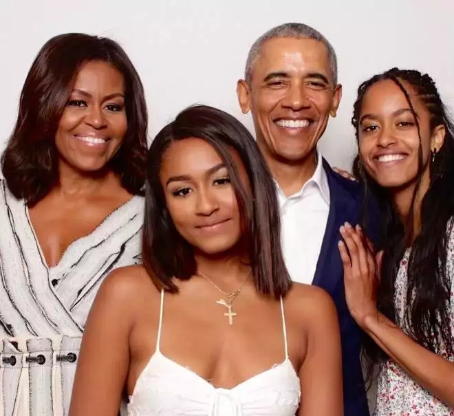 michelle obama, barack obama, and their 2 daughter, sasha and malia