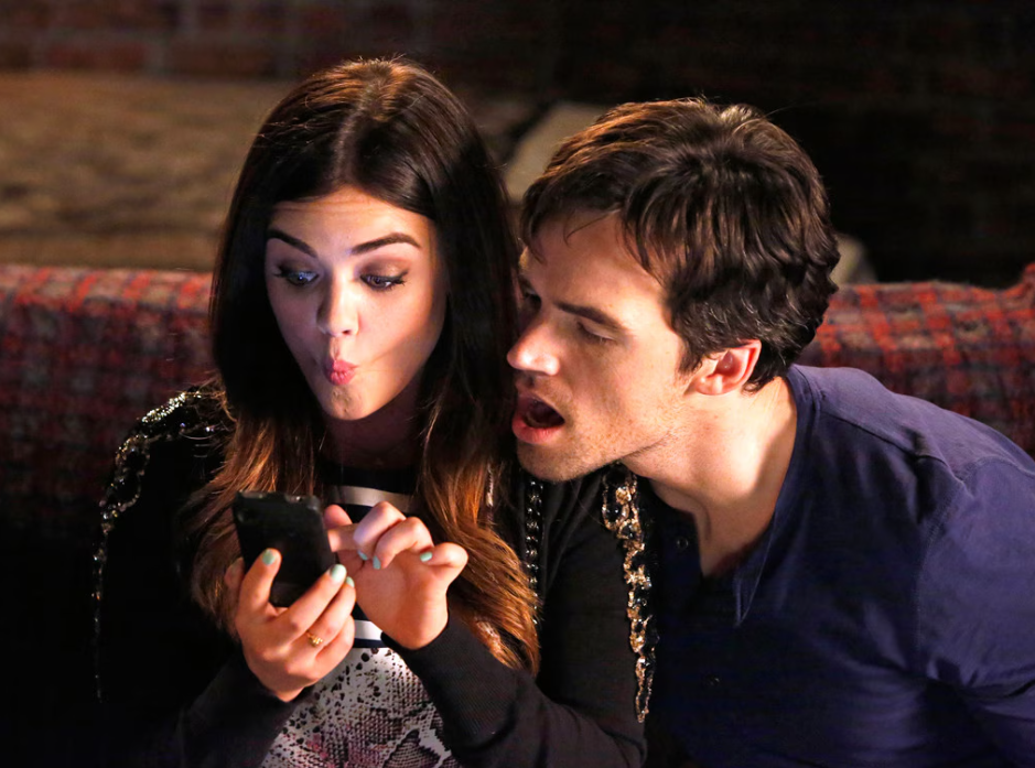 Characters Aria and Ezra in 'Pretty Little Liars'