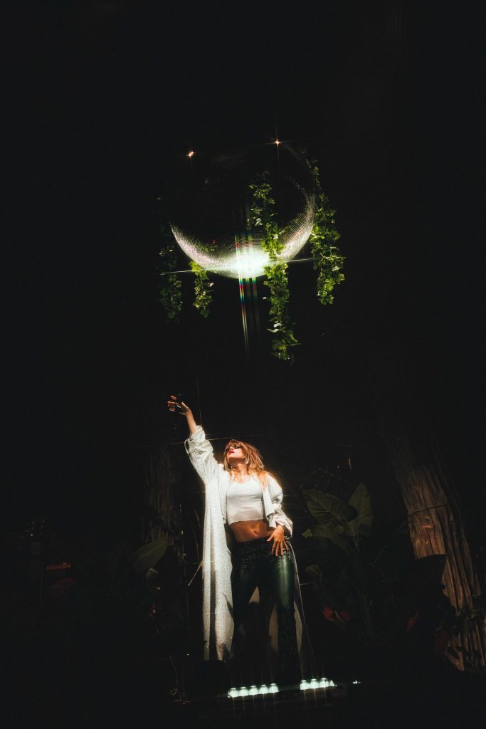 Suki Waterhouse performance